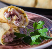 Блины фаршированные сыром и ветчиной